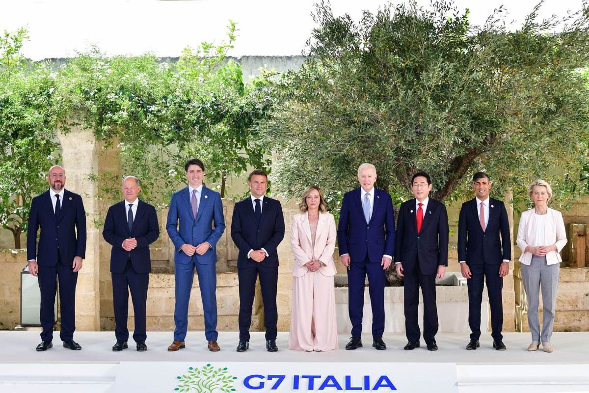 La "foto di famiglia" del vertice G7 in Puglia. Foto Massimiliano De Giorgi