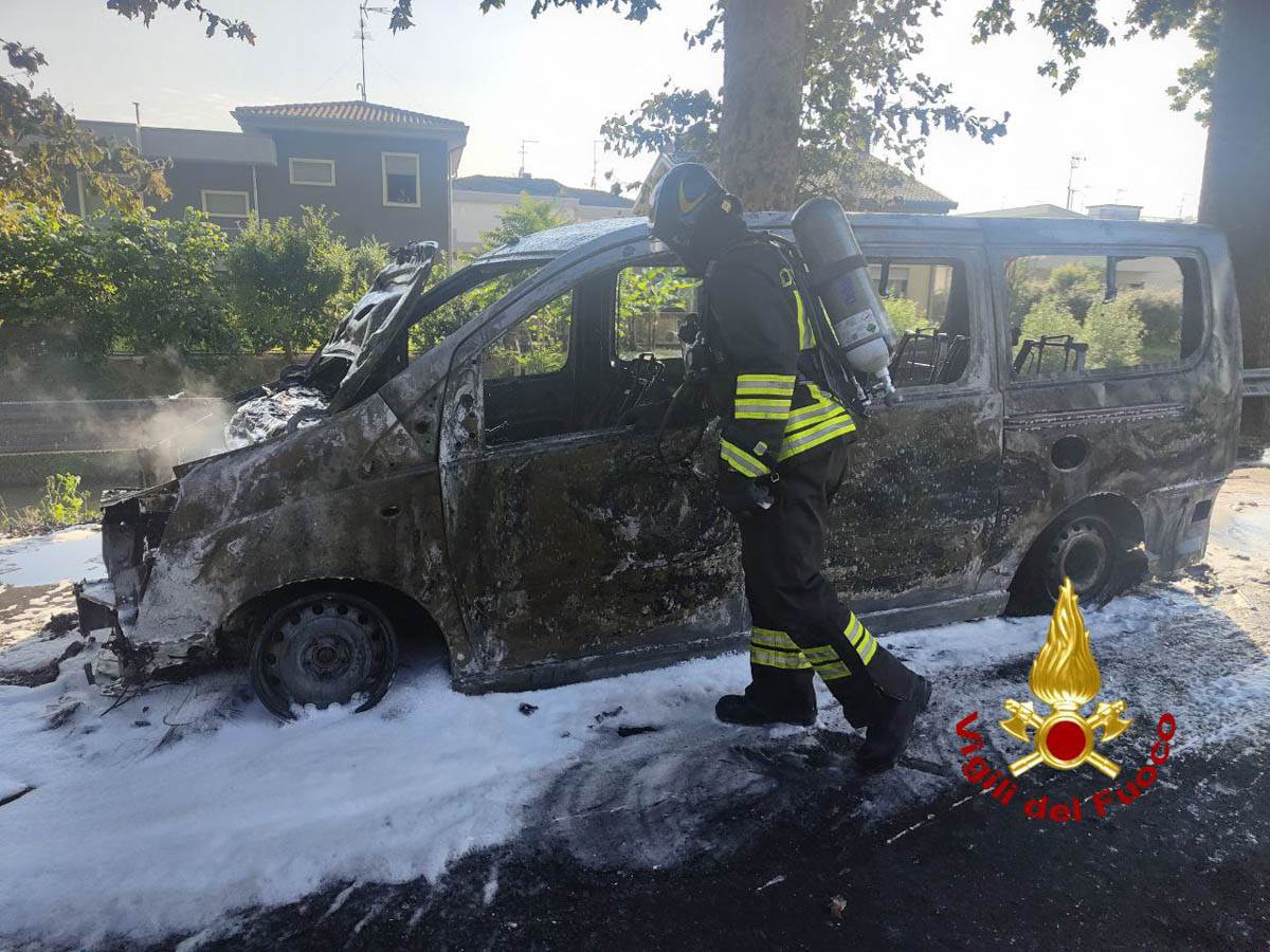 Incendio pulmino Legnago - vigili del fuoco