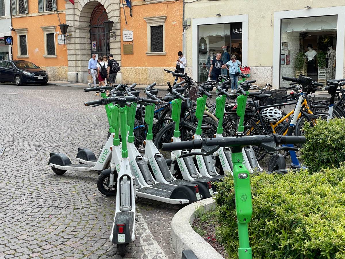 Monopattini a Verona in via Roma