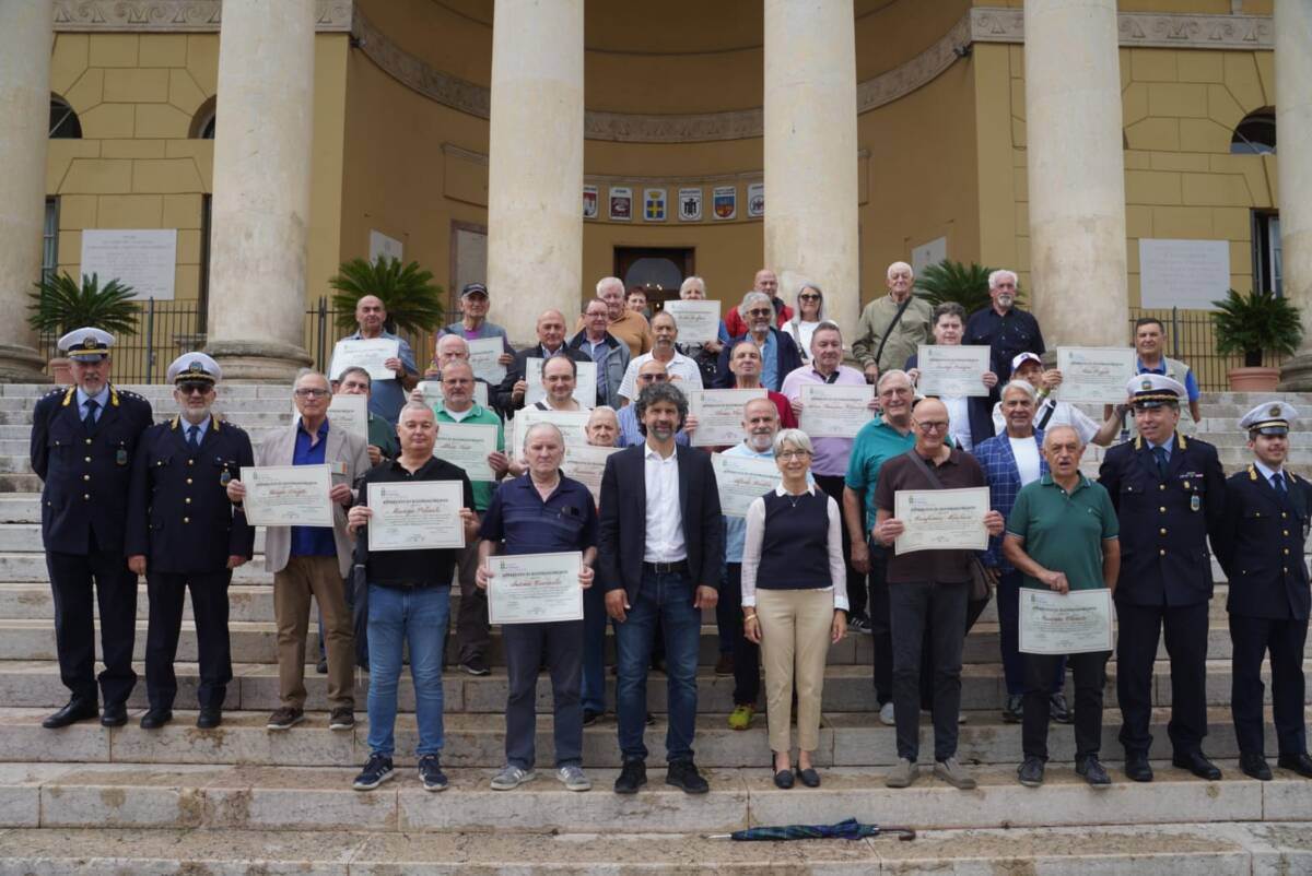 Nonni vigile consegna diplomi