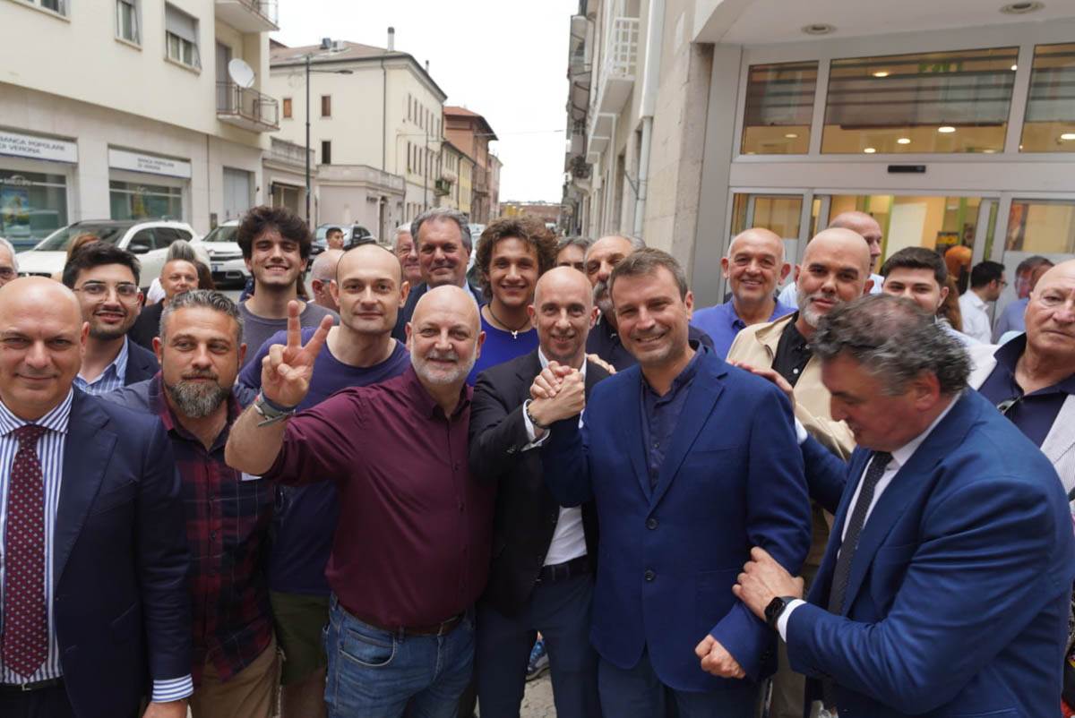 Paolo Longhi festeggia l'elezione a sindaco di Legnago