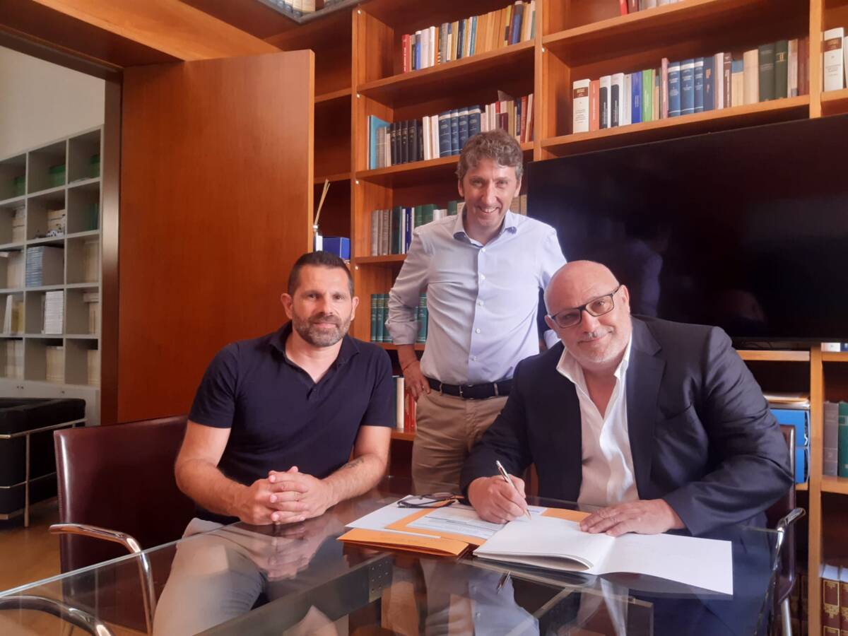 Sergio Pellissier ed Enzo Zanin con il notaio Giampaolo Mondardini