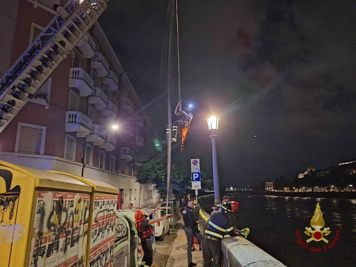 uomo in adige vigili del fuoco verona