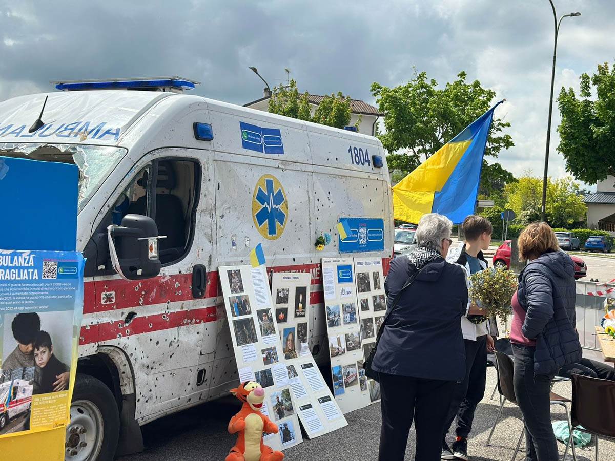 L'ambulanza mitragliata in Ucraina durante l'esposizione a Porto Mantovano