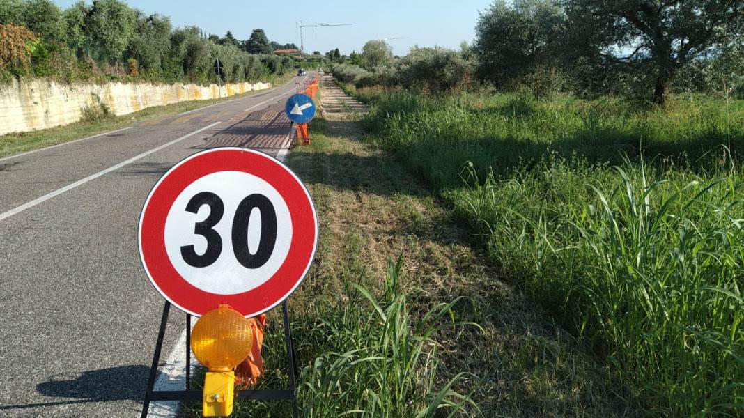 Bardolino - Strada Vallesana verso Calmasino, la segnaletica indica un tratto interessato dai lavori di Veneto Strade per realizzare la Ciclovia del Garda