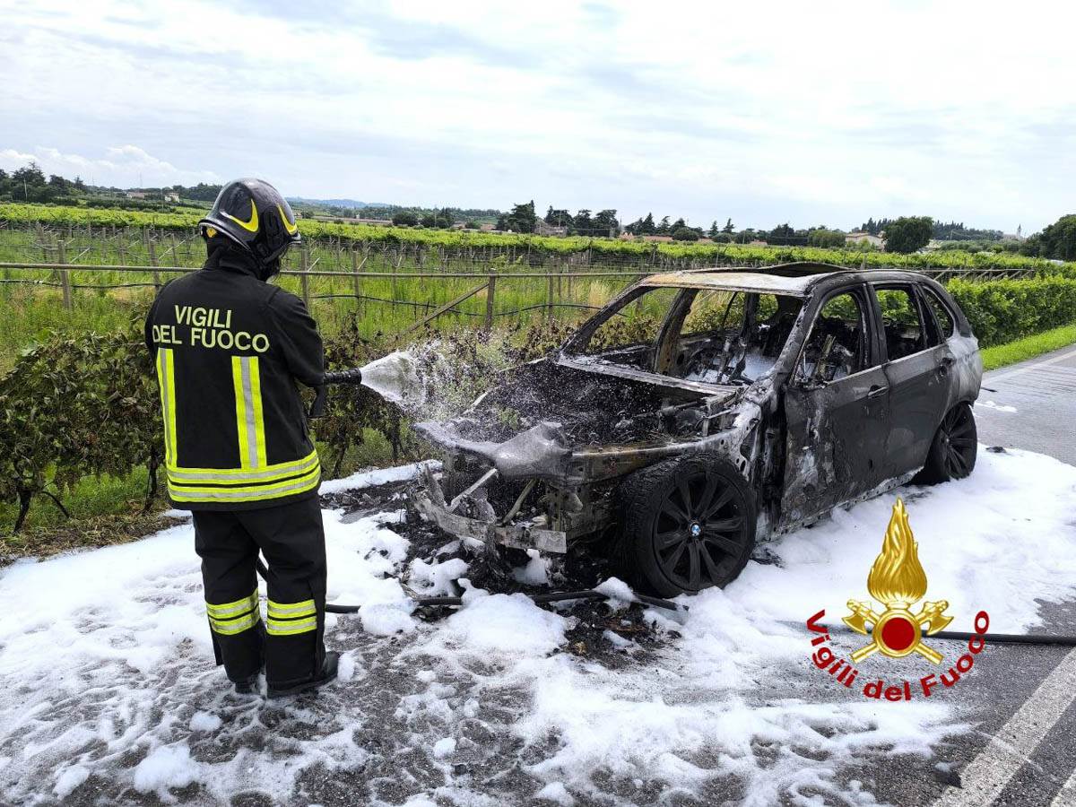Vigili del fuoco - Incendio auto Cavaion