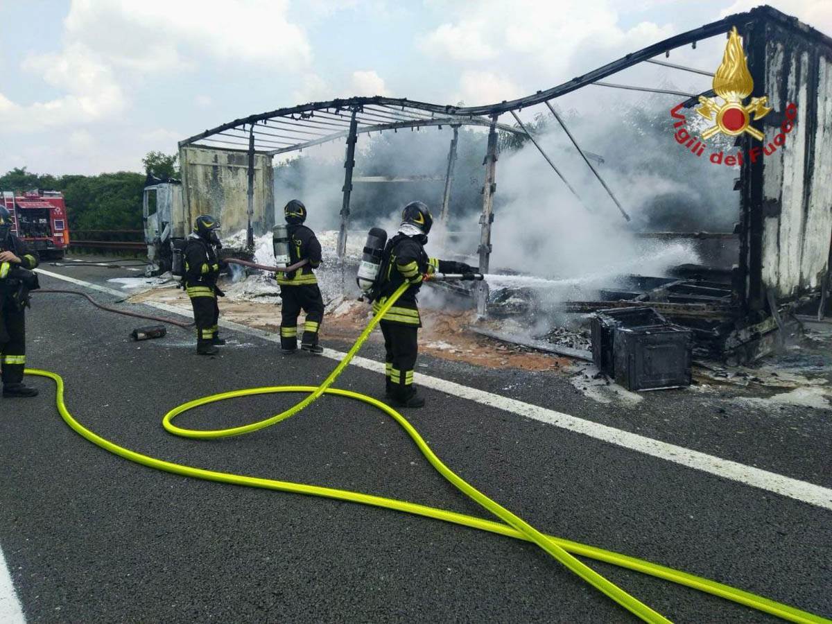 Vigili del fuoco - Incendio mezzo pesante A22