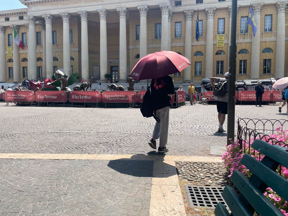 caldo - estate - turisti - Verona piazza Bra