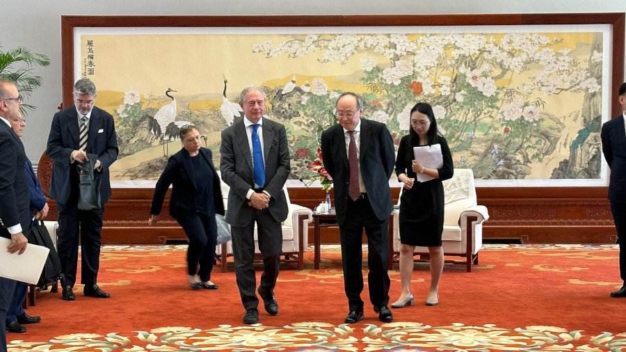 ministro urso in cina