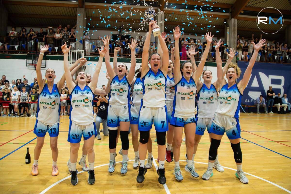 Un'immagine del trionfo dell'Alpo Basket 99 della scorsa stagione.