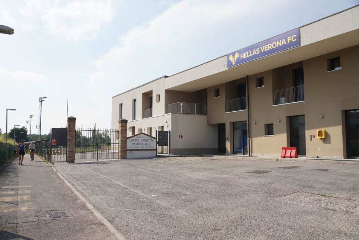 Bottagisio con insegna Hellas Verona