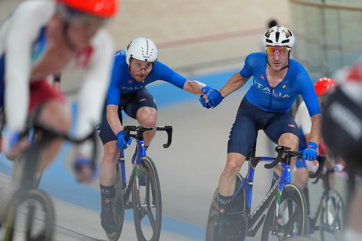 Simone Consonni ed Elia Viviani impegnati nella madison a Parigi - Foto UCI