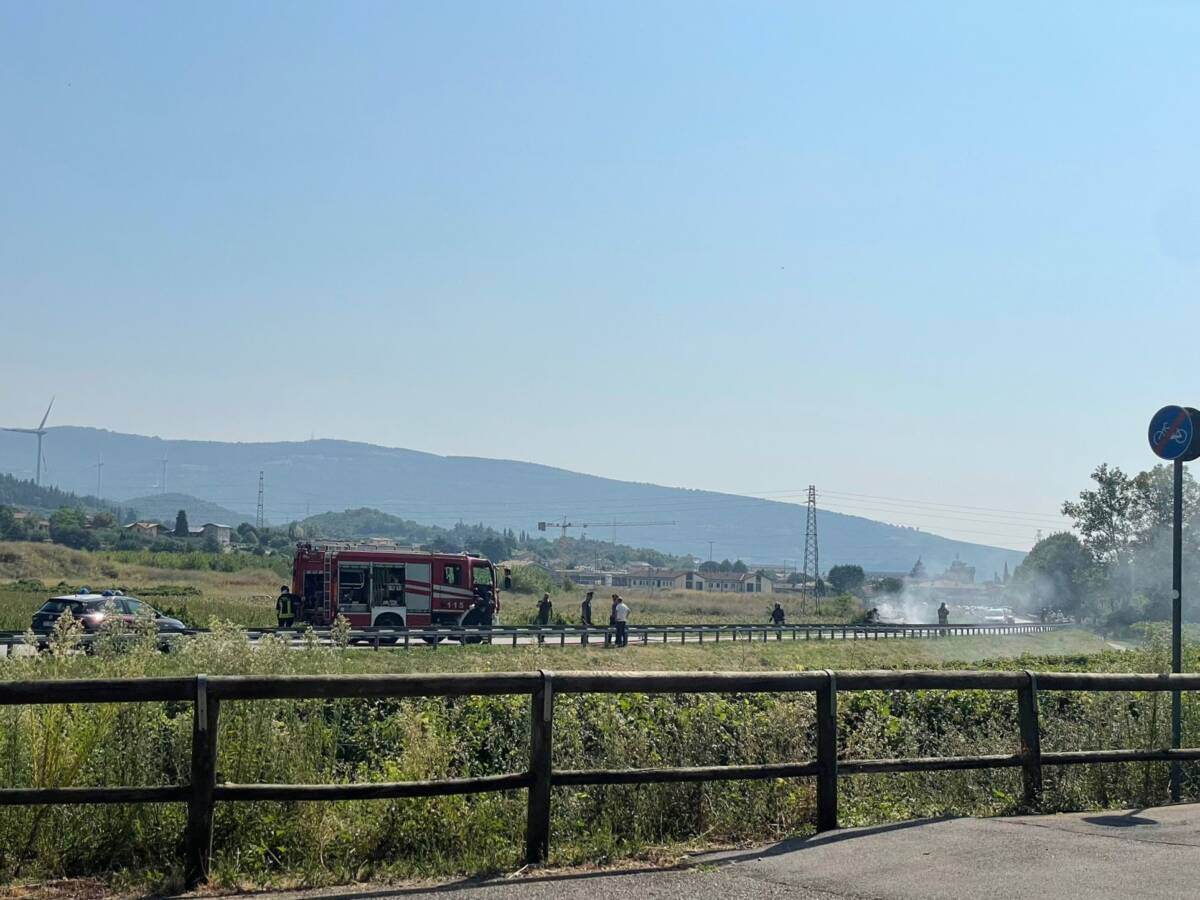 L'incendio in via Costabella, ad Affi.