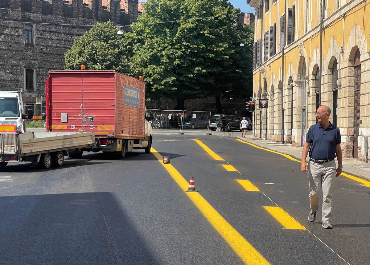 Lavori asfaltatura Stradone Maffei e San Fermo - Sulla destra il presidente di Amt3 Giuseppe Mazza