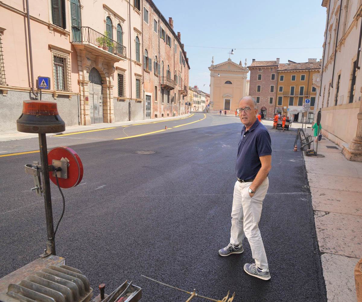 Lavori asfaltatura Stradone Maffei e San Fermo - Sulla destra il presidente di Amt3 Giuseppe Mazza