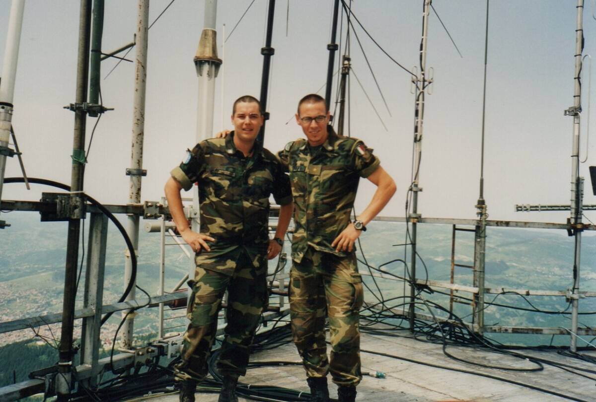 Sergio Cabigiosu con un commilitone ai tempi del suo servizio presso l'Esercito.