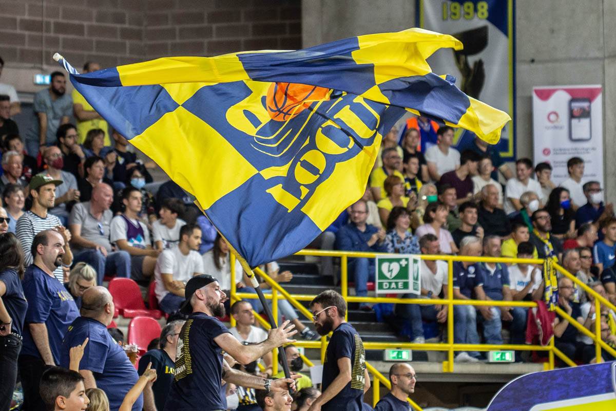 Scaligera Basket - tifoseria Locura Gialloblù