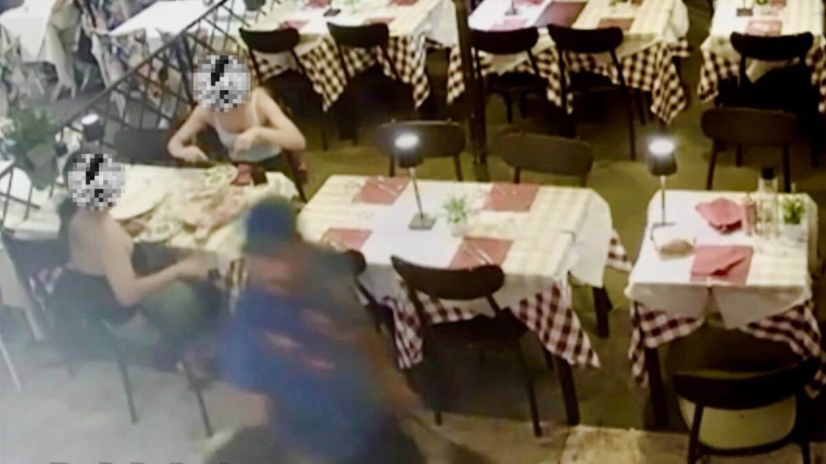 Un frame dal video della telecamera di sicurezza nel momento della sottrazione della borsetta.