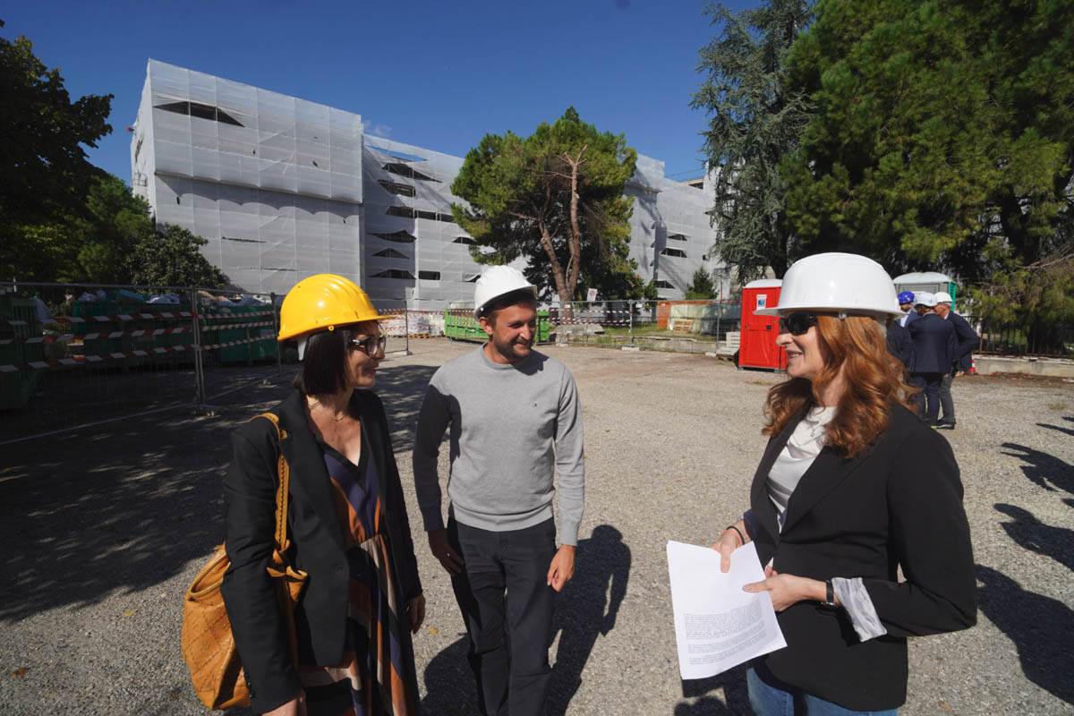 Cantiere Agec Case Azzolini di Borgo Roma. Anita Viviani, Federico Benini, Lorenza Santolin