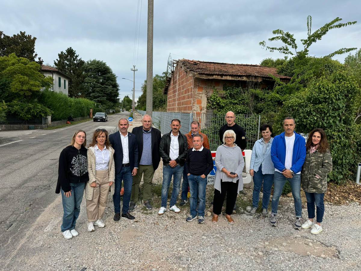 Protesta per i lavori della ciclabile di via Turbina al Chievo