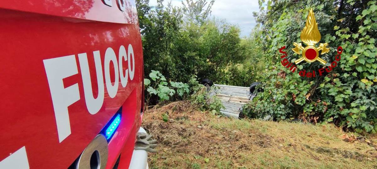 I vigili del fuoco in azione a Lavagno per l'auto ribaltata fuori strada