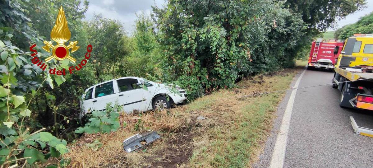 I vigili del fuoco in azione a Lavagno per l'auto ribaltata fuori strada
