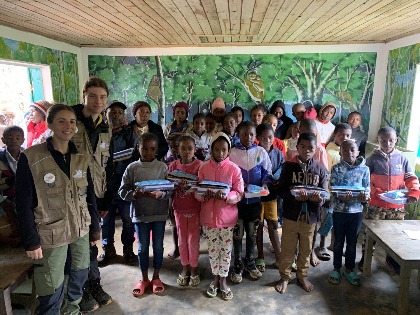 La consegna del materiale ai bimbi della scuola di Anevoka