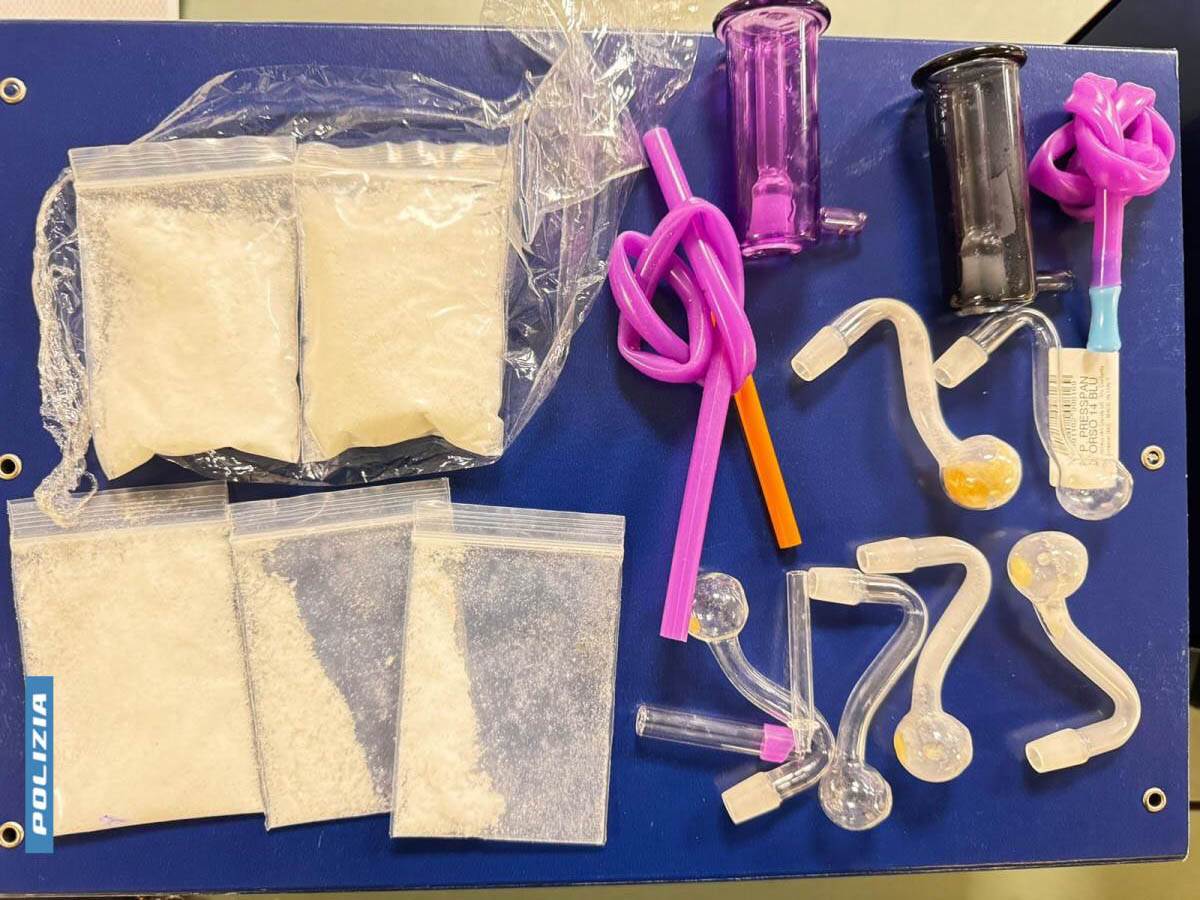 Ecstasy e materiale rinvenuto dalla Polizia Stradale durante l'arresto in A4