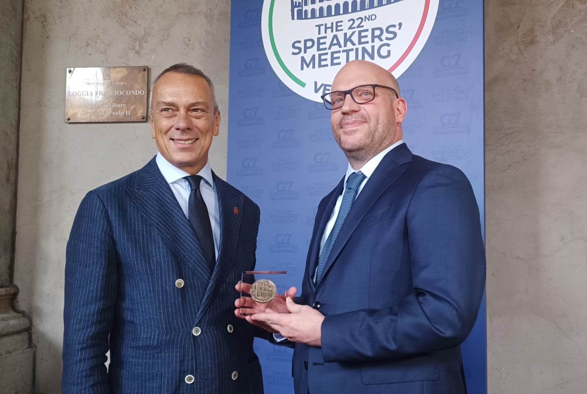 Il Presidente della Provincia di Verona Flavio Massimo Pasini accoglie il Presidente della Camera Lorenzo Fontana all’ingresso della loggia al Palazzo Scaligero