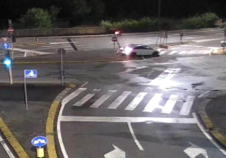 abbattimento semaforo via città di nimes