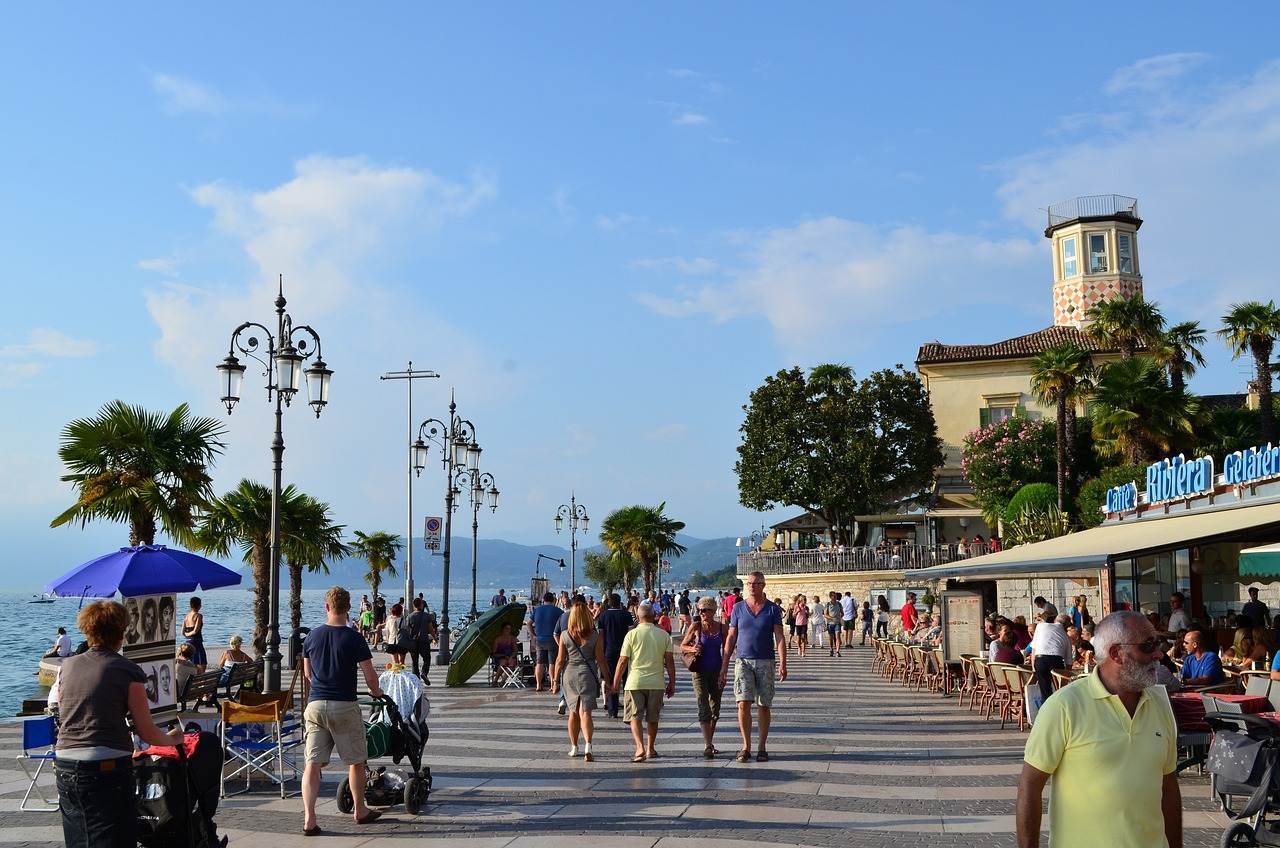 lago di garda turisti lazise