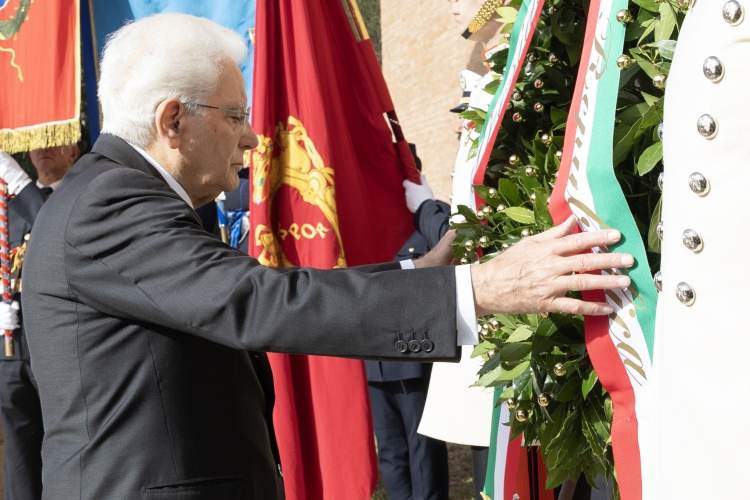 mattarella porta san paolo 8 settembre corona