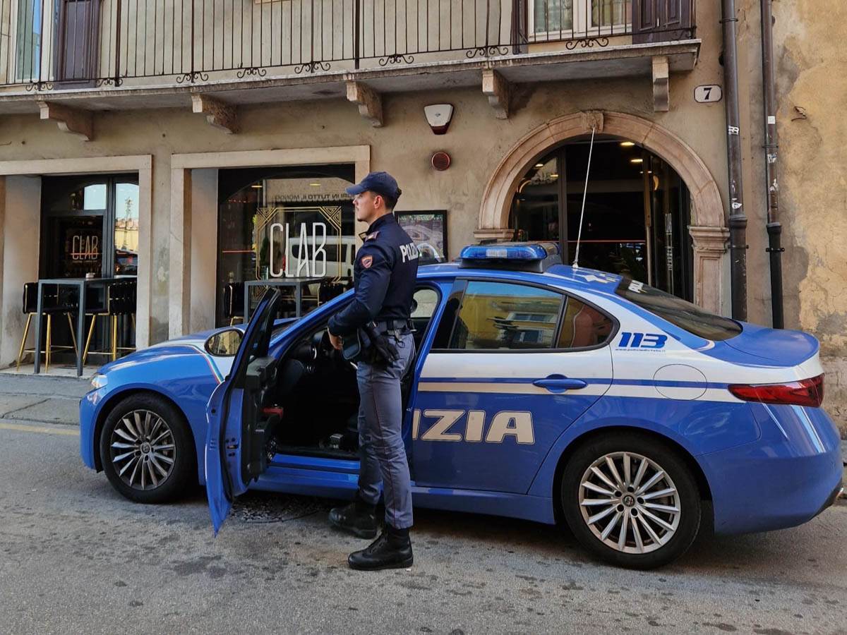 Polizia di Stato - Veronetta resistenza a PU