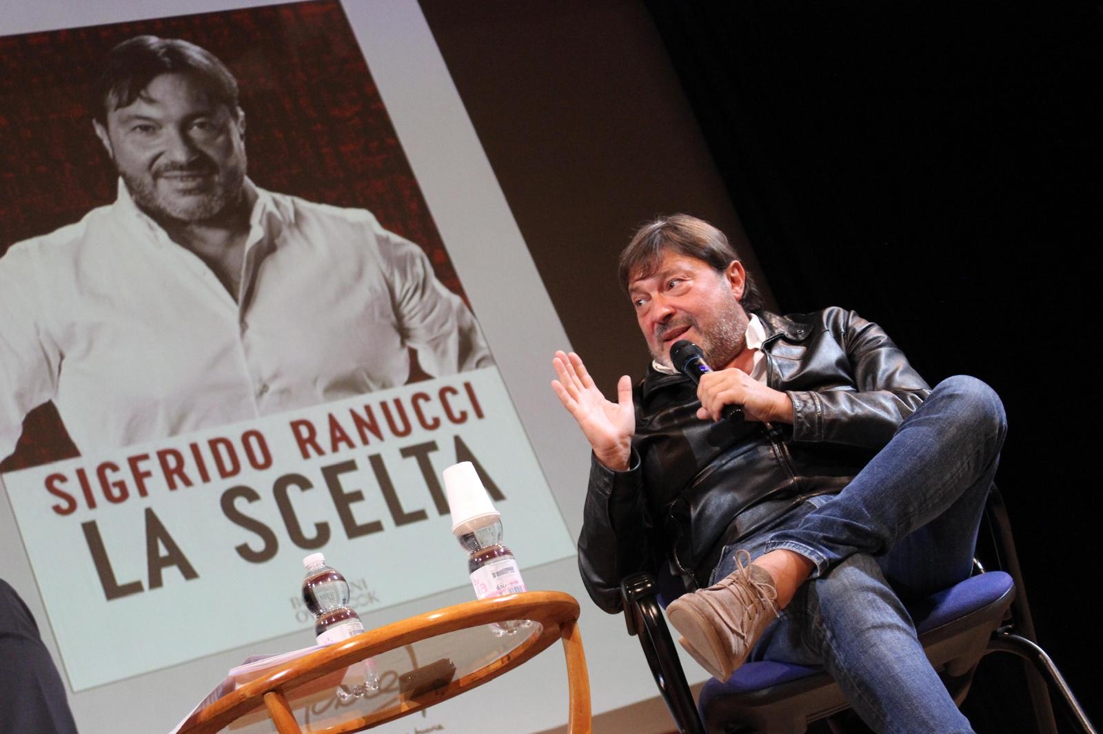 Sigfrido Ranucci sul palco del Teatro Stimate.
