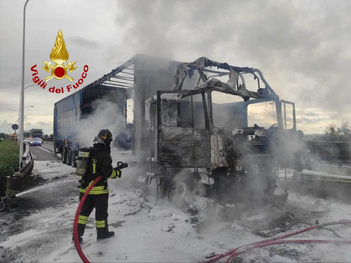 Vigili del fuoco - camion incendiato A22