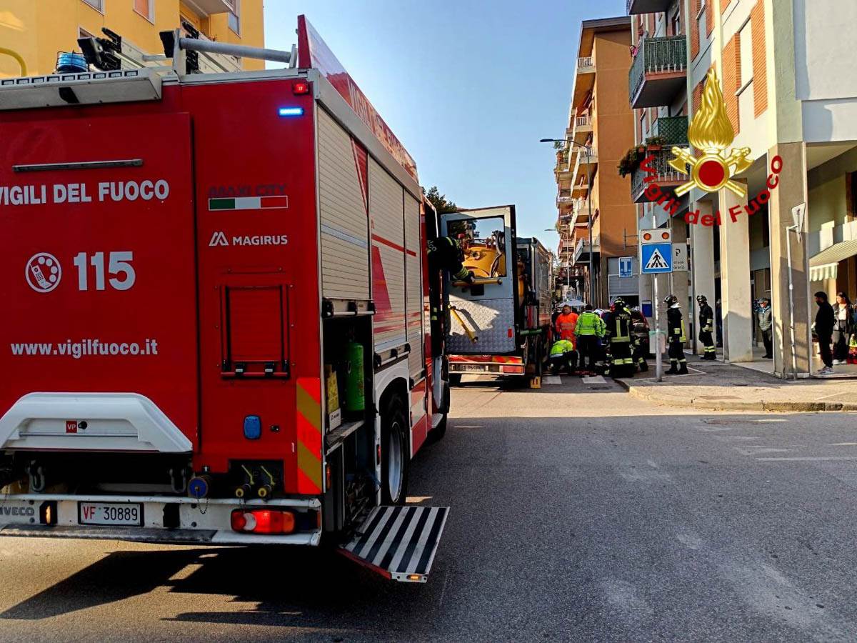 Vigili del fuoco - investita camion