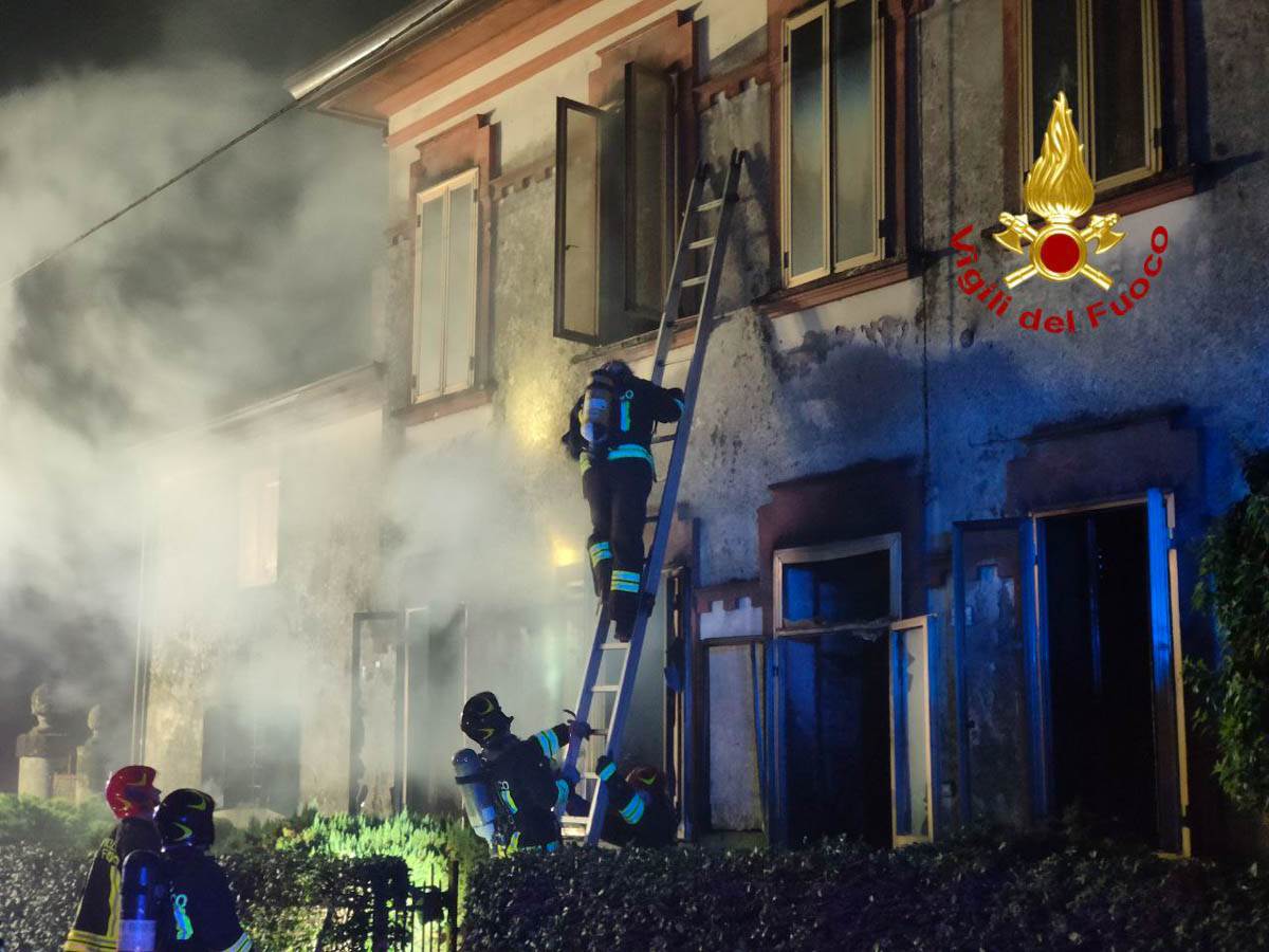 incendio terrazzo vigili del fuoco