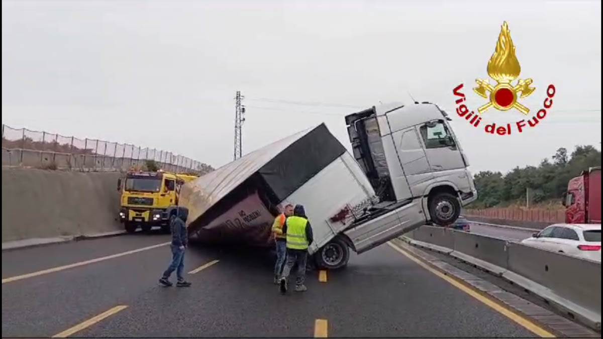 incidente A4 camion ribaltato