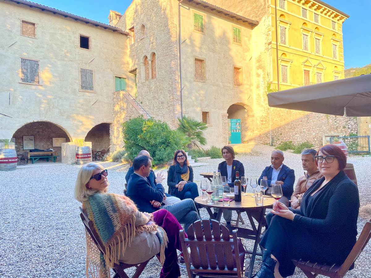 Chiacchiere in giardino - Pojega