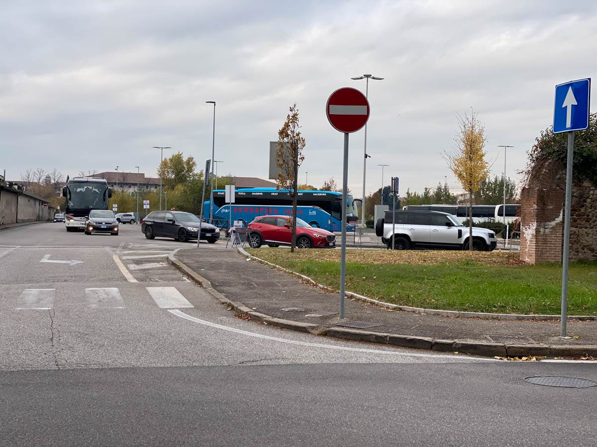 Coda per accedere a Parcheggio Centro 24-11-2024