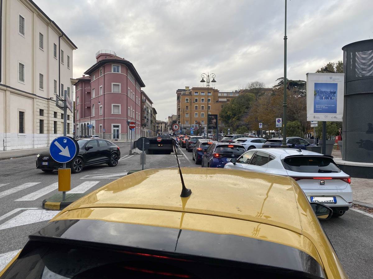 Coda per accedere a parcheggio Cittadella 24-11-2024