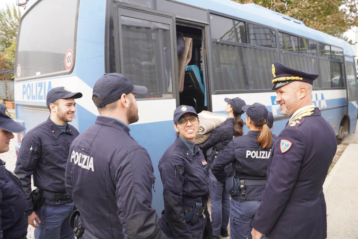 Gli allievi della Scuola della Polizia di Stato di Peschiera consegnano le coperte alla Ronda della Carità