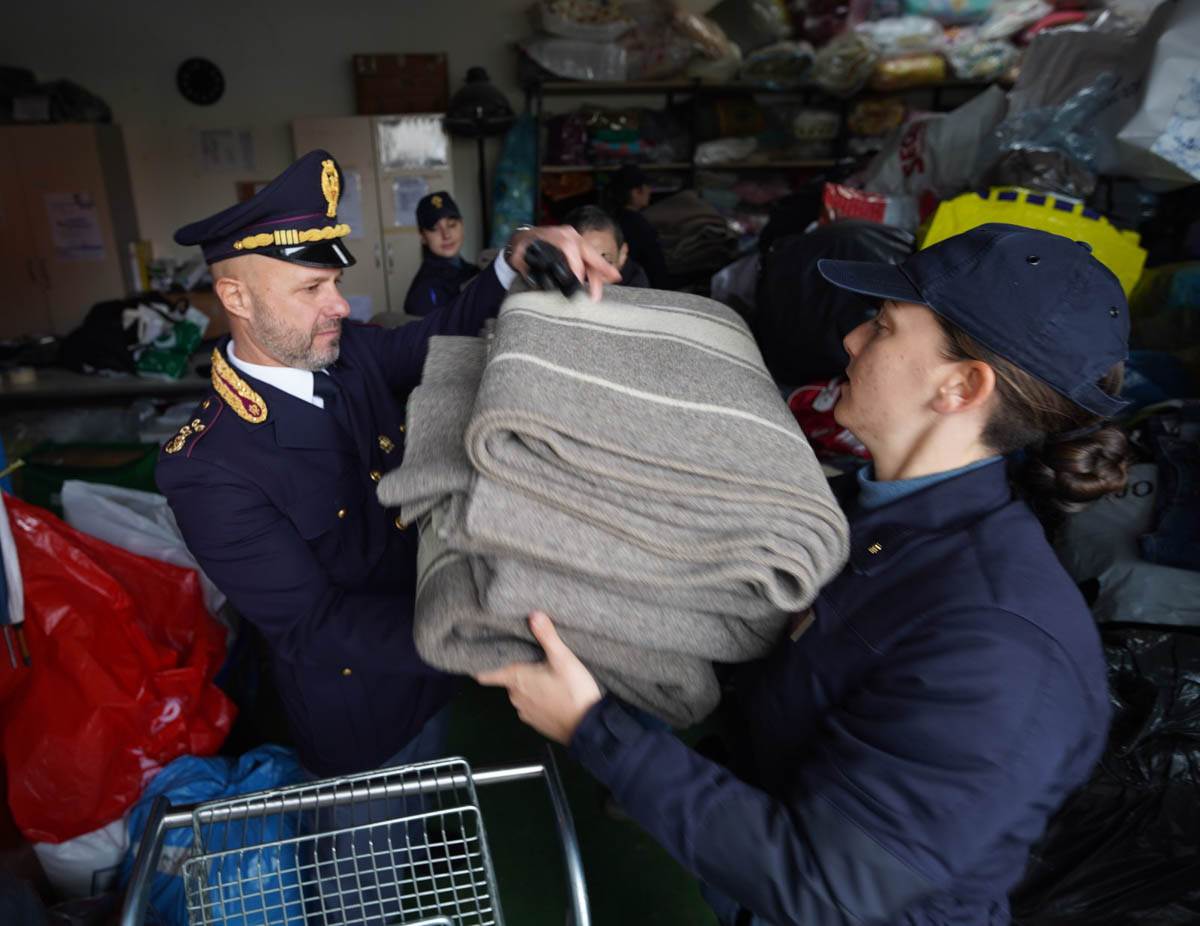 Gli allievi della Scuola della Polizia di Stato di Peschiera consegnano le coperte alla Ronda della Carità