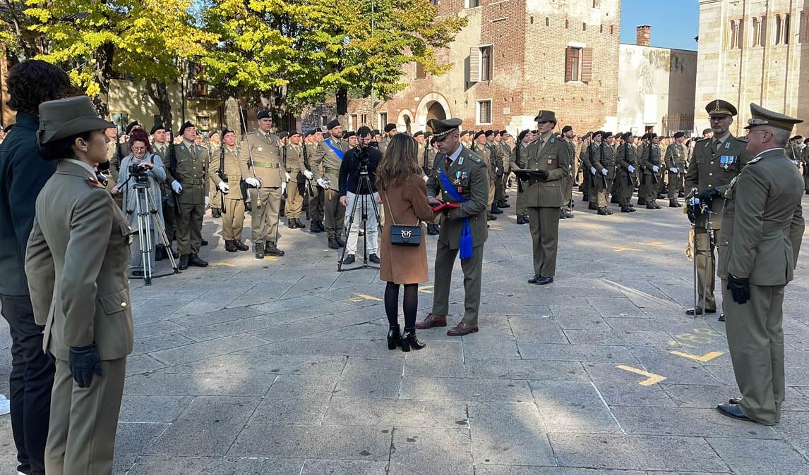 Danny Cardone consegna il Tricolore nelle mani della figlia Sofia Cardone.
