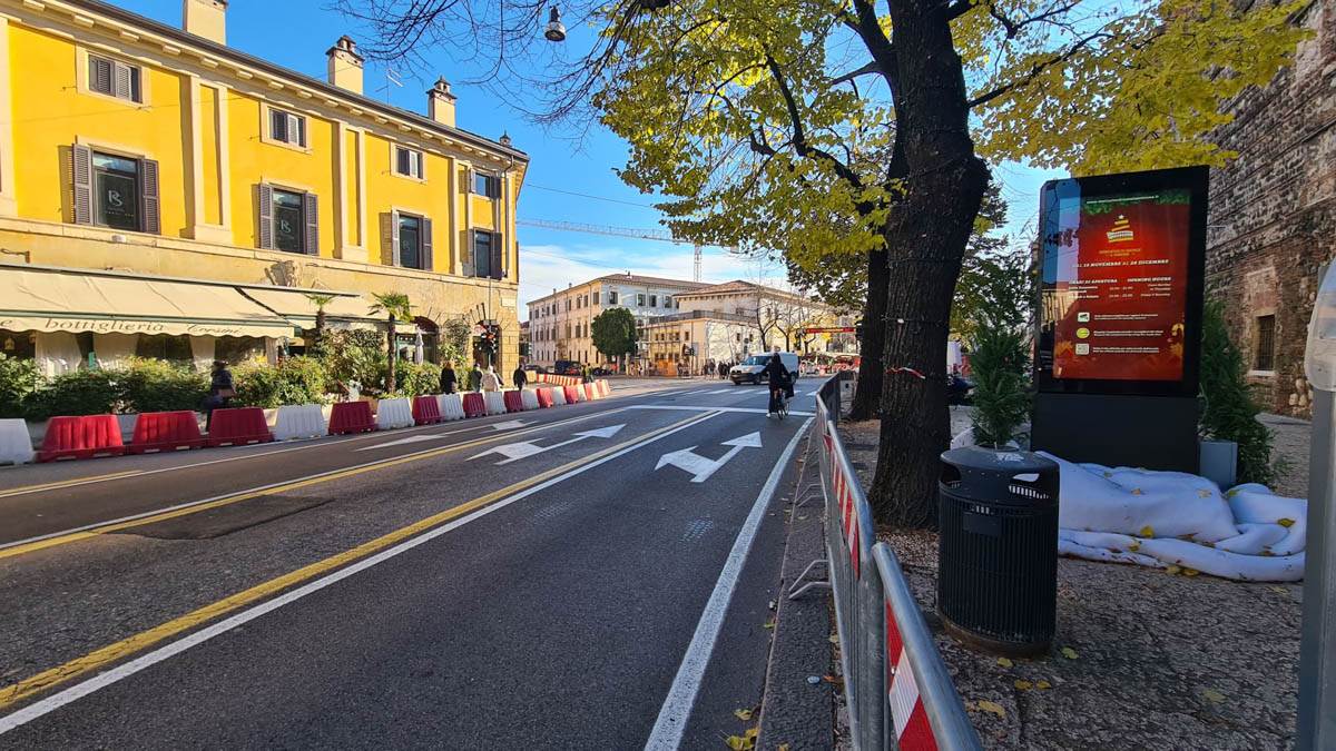 Mercatini di Natale di Verona 2024 - ingresso stradone Maffei