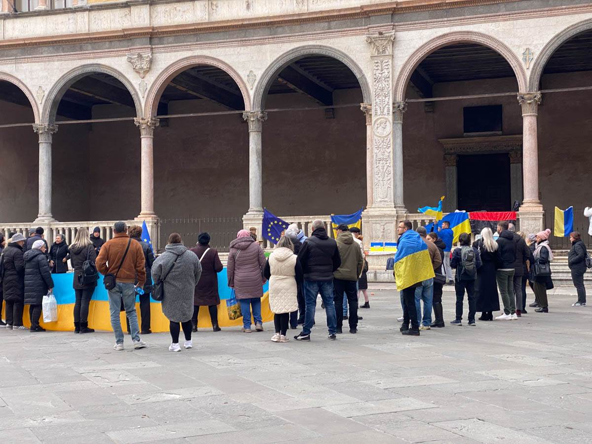 Verona - piazza dei Signori con manifestazione pro-Ucraina 24-11-2024