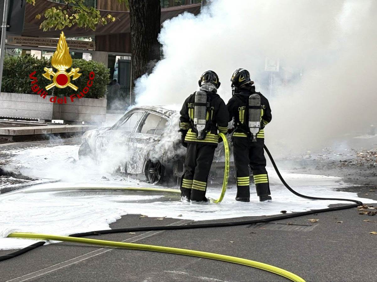 Intervento dei vigili del fuoco per incendio di un'auto a Negrar di Valpolicella
