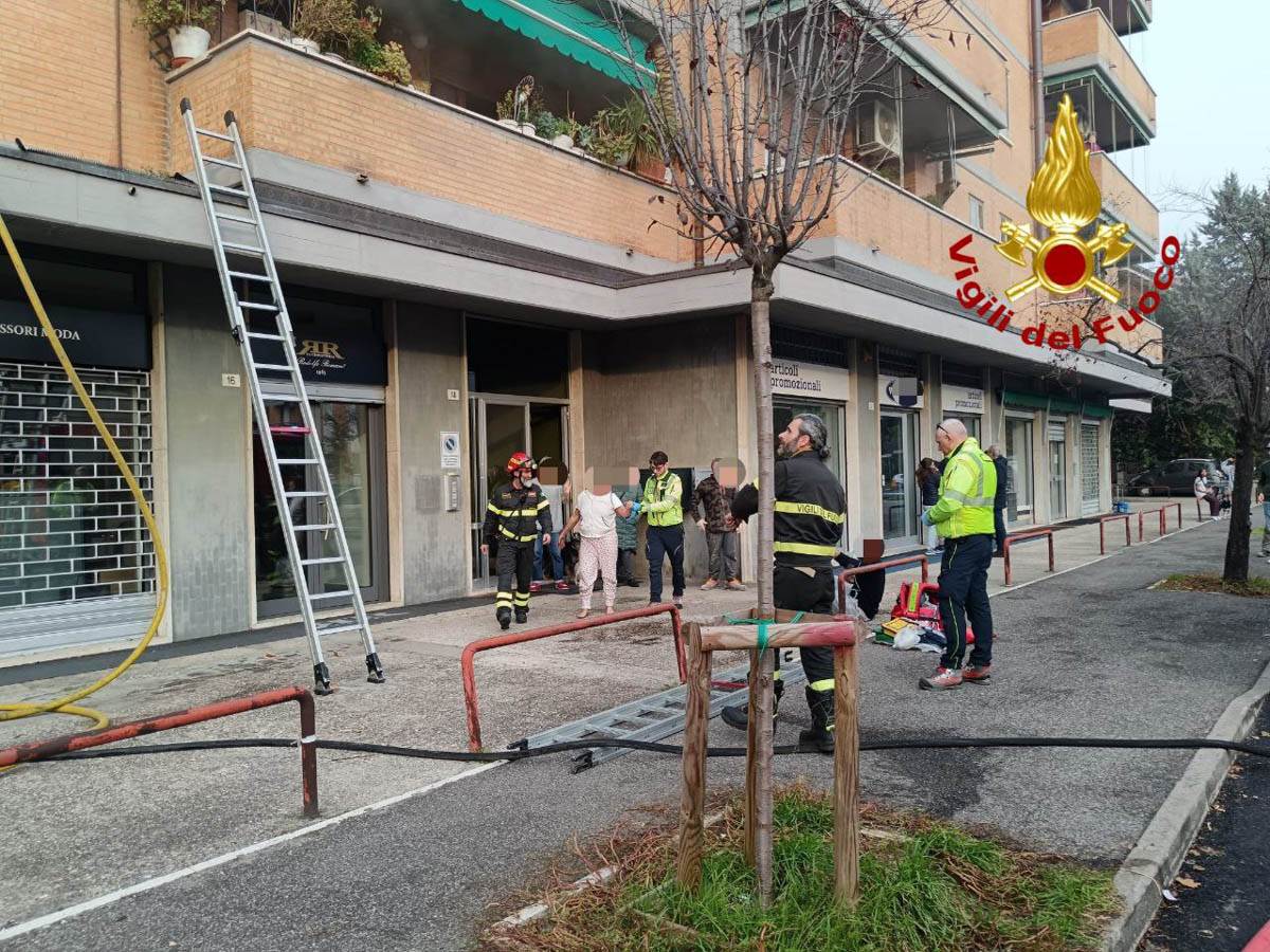 Vigili del fuoco - Intervento per incendio condominio Borgo Nuovo
