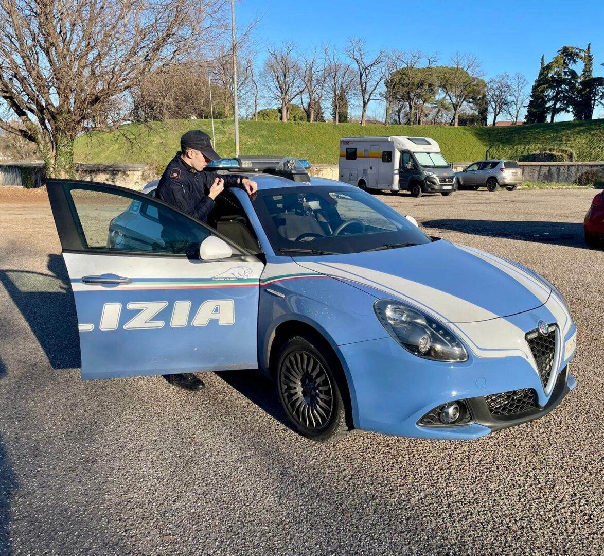 28.12.2024 - Volanti - Furto su auto in sosta