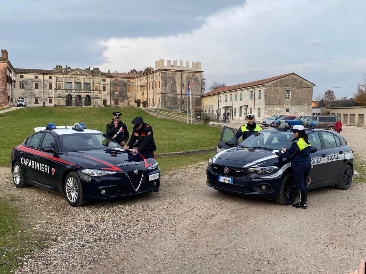 Carabinieri e Polizia Locale Castel d'Azzano - auto rubata